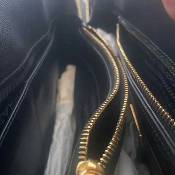 Prada Promenade Saffiano leather bag in black with gold-tone hardware - Picture 4 of 5